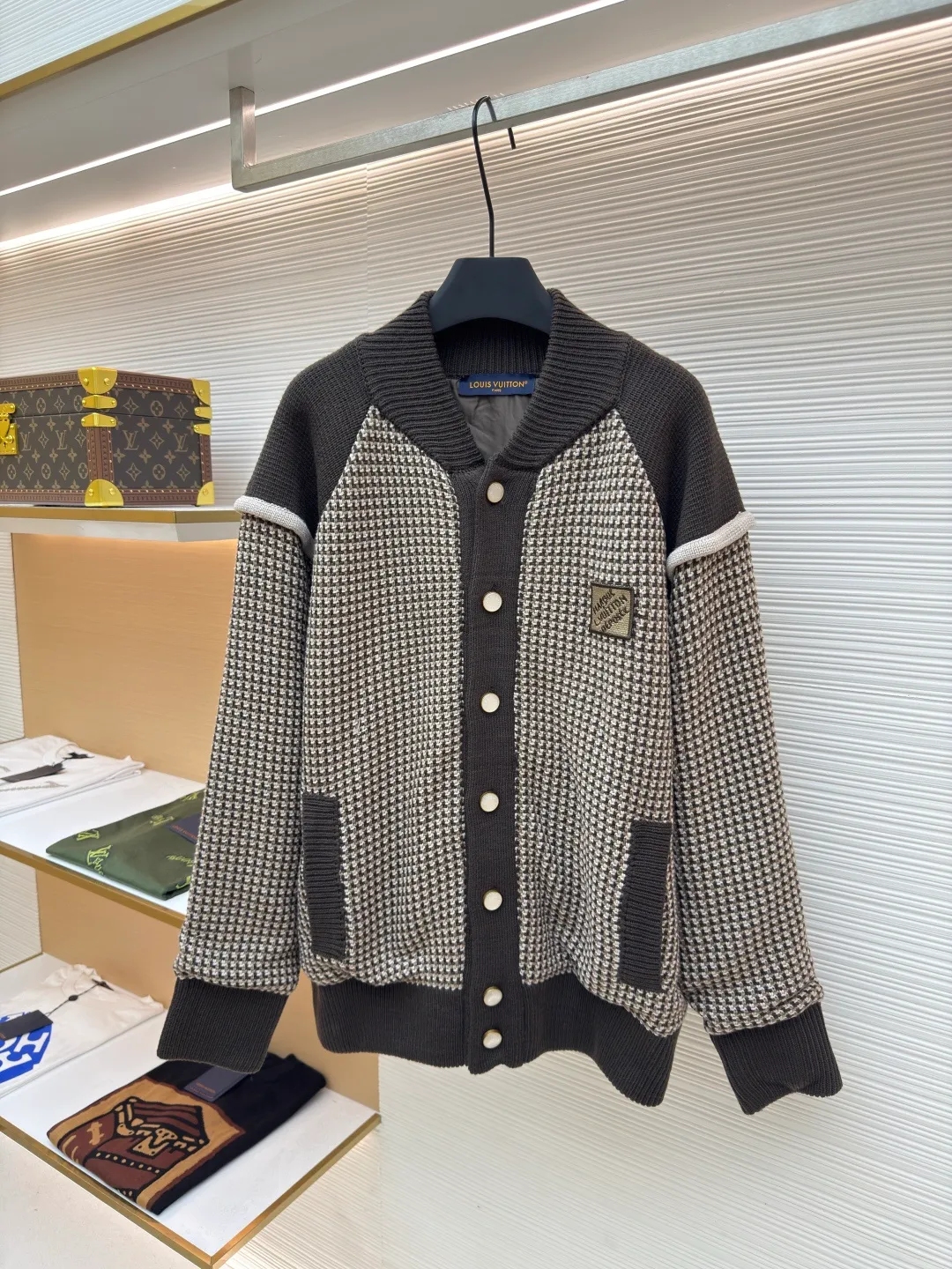 LOUIS VUITTON jacquard 3D pilot plaid sweater ●Original version: 29100 purchase and development ●Item number: 1680703-C10 ●Fabric: cotton wool fabric ●Technology: jacquard knitting ●Version: fitted version ●Weight: about 1565 grams ●Size: S-M-L-XL ●Description: Made of 100% cotton wool, lining is 100% rayon. This style is made of custom-dyed wool yarn, and the off-white color is matched with the same color as the original. The plaid is woven by an imported machine, showing a 3D jacquard effect. The embroidery adopts 3D three-dimensional embroidery, and the original effect is embroidered according to the brand's iconic logo on the chest. The number of stitches is about 4600, the buttons are made of natural resin pearl buttons, and the bottom is equipped with a metal seat. From the Spring/Summer 2025 show, this cotton bomber jacket features a distinctive LV Stitch jacquard pattern that traces the miniature LV logo, while elegant ribbing outlines the collar, raglan sleeves and pockets. The Marque L.Vuitton DÃéposée patch is the finishing touch, and the pearlescent buttons add a dandy feel, making it a perfect layering choice during the changing seasons. The overall wiring is straight and delicate, the fabric is comfortable and soft, and the color is consistent without color difference. It can be matched with the same style to create a fashionable look and control various occasions. Customized accessories, complete with three standards, same style for men and women!